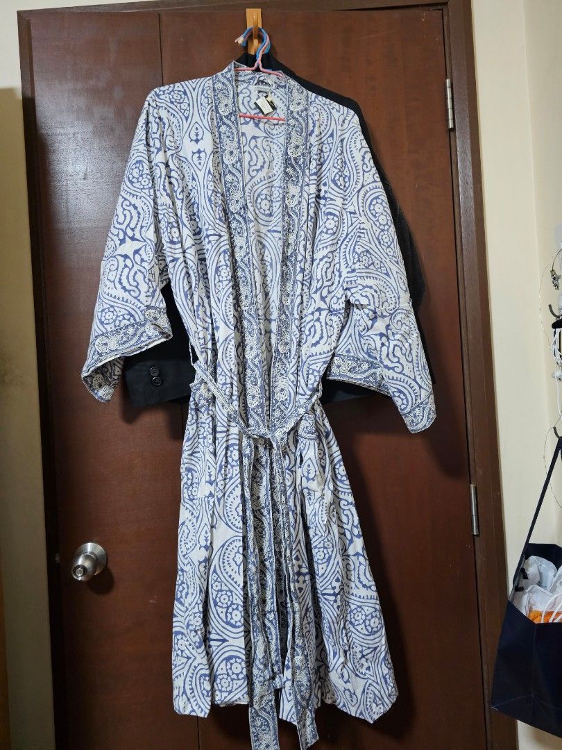 Bath Robe (Category: Bath) located in Singapore. Submitted by kaiixiin_ (Listing ID 1283628652, Image 2). Description: Tag is still on. DM if interested..