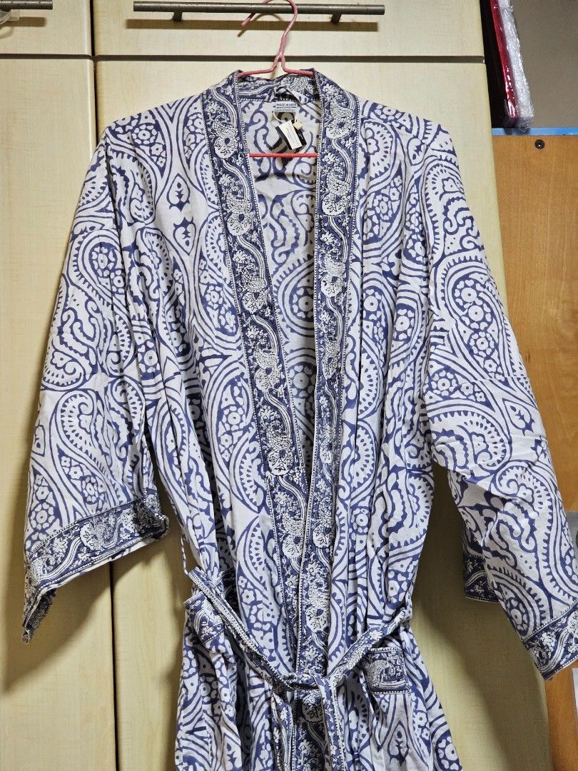 Bath Robe (Category: Bath) located in Singapore. Submitted by kaiixiin_ (Listing ID 1283628652, Image 1). Description: Tag is still on. DM if interested..