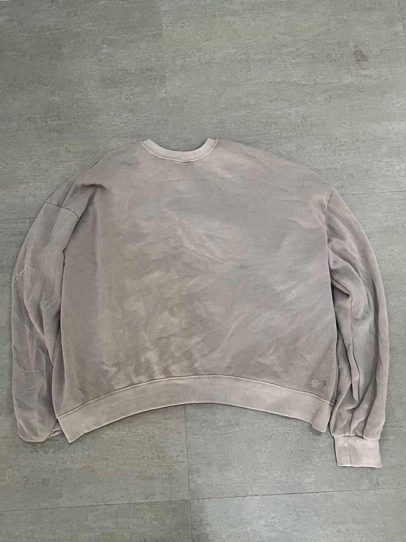 beige pullover (Category: Longsleeves) located in Singapore. Submitted by avocadows (Listing ID 1283474865, Image 1). Description: thin pullover, relaxed fit .