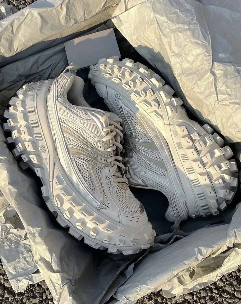Chunky hotsell balenciaga sneakers