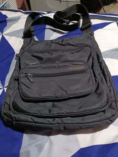 Hedgren authentic  4 zip compartments sling / body bag