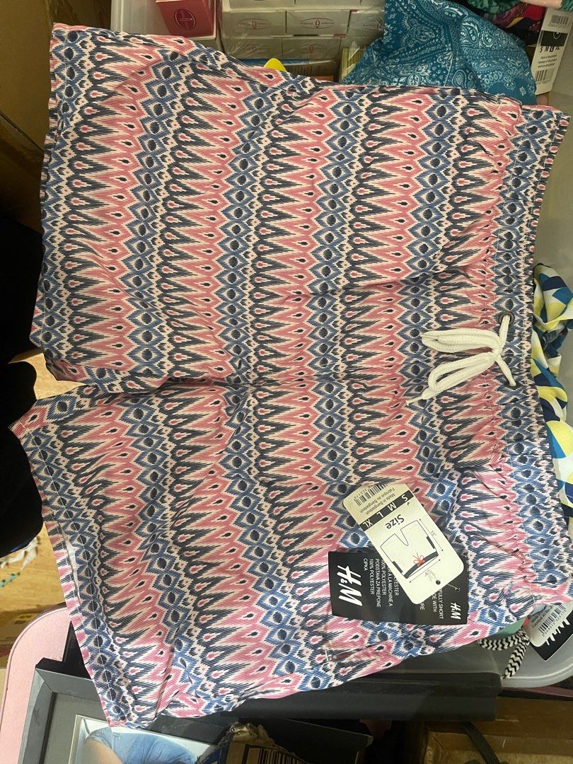 H&M board shorts unisex SMALL (Category: Shorts) located in Dasmarinas. Submitted by melaina (Listing ID 1283631090, Image 1). Description: .