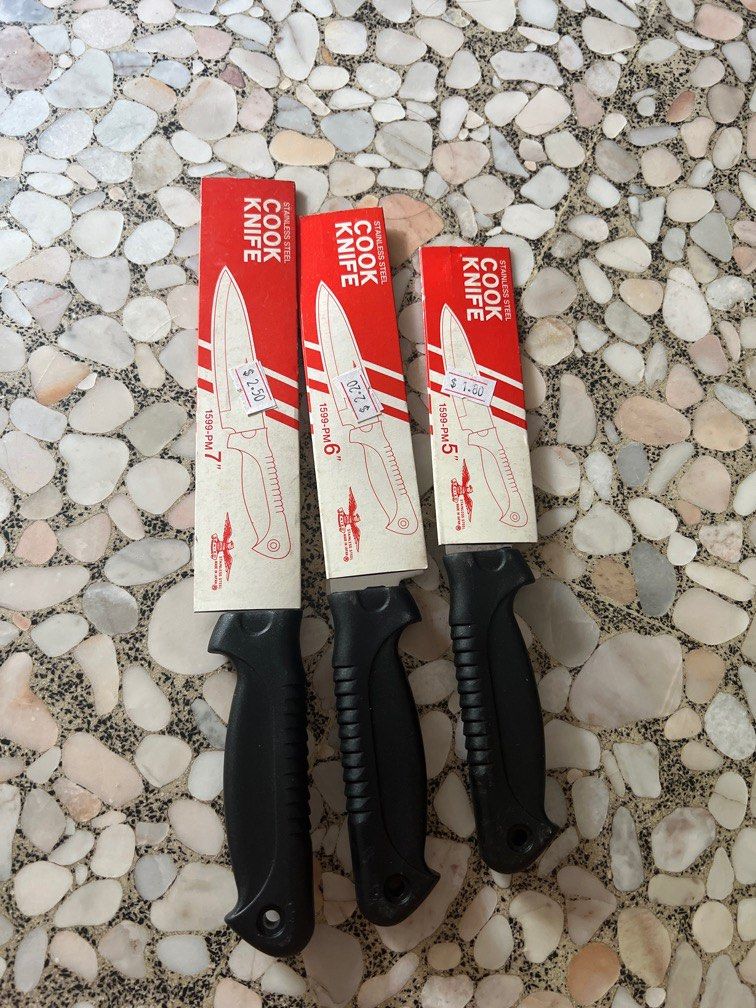 Kitchen knife (Category: Knives & Chopping Boards) located in Singapore. Submitted by clothesy (Listing ID 1283463113, Image 1). Description: price in photo.