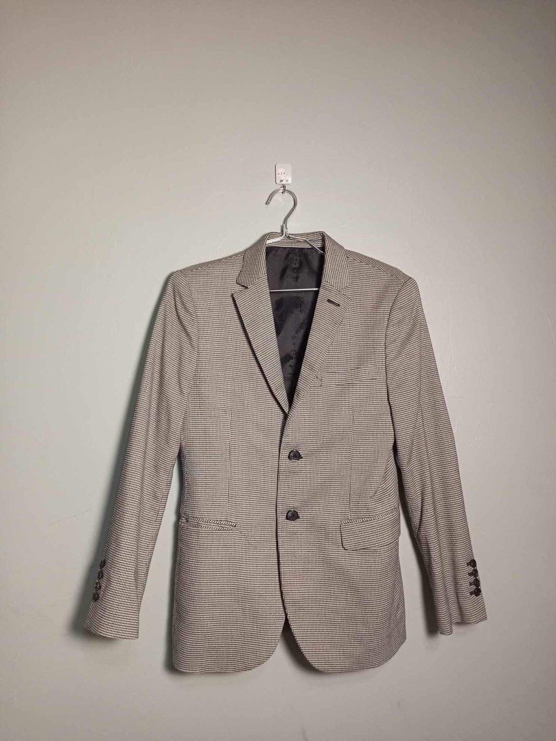 KOREA coat (Category: Coats, Jackets and Outerwear) located in Quezon City. Submitted by kror0 (Listing ID 1283521218, Image 2). Description: Bought in korea. Maganda siya at presentable. Disente magiging look mo can fit small to medium.