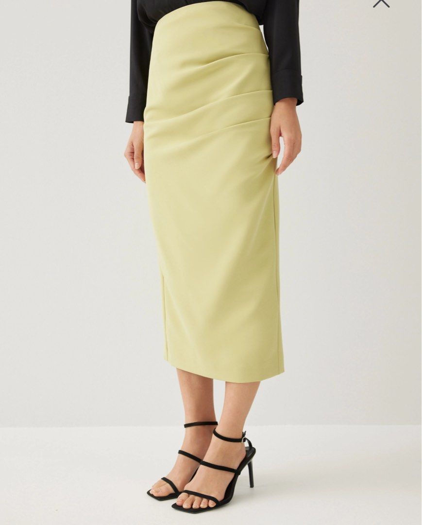 Love Bonito Mailea Skirt (Category: Skirts) located in Quezon City. Submitted by sssaamy (Listing ID 1283554320, Image 3). Description: Very cute!! Rfs: got the wrong size 💩.