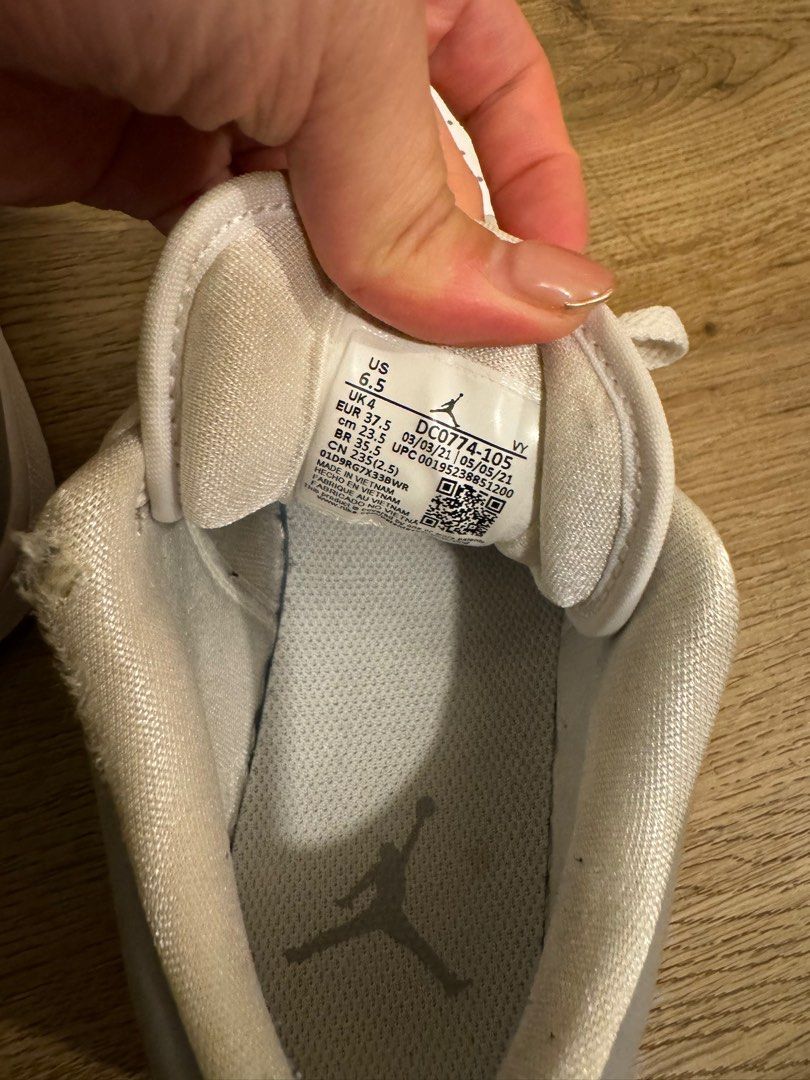 Nike （分類：波鞋）位於 Hong Kong。 由 erinchui 提交（商品編號 1283555439，圖片 4）。簡介： 100%正版 原價$1399 因為要搬屋 Size:37.5 着過4-5次 85%新 面交可互就 。