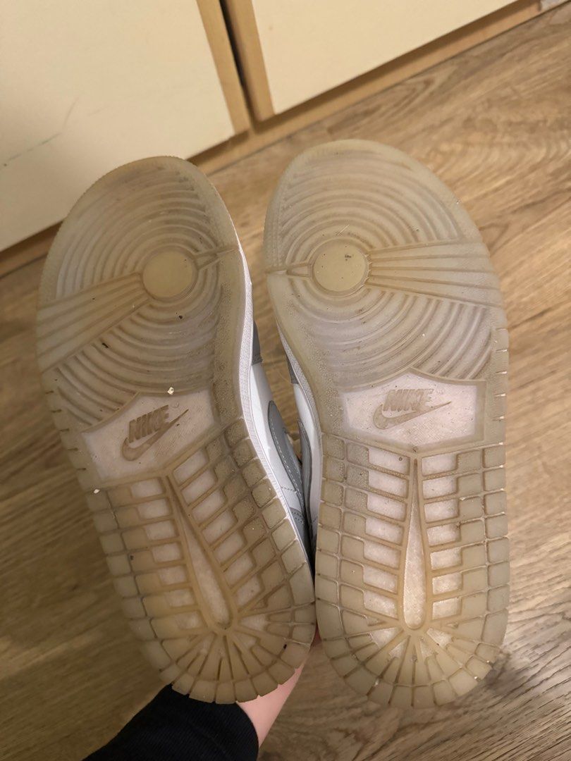 Nike （分類：波鞋）位於 Hong Kong。 由 erinchui 提交（商品編號 1283555439，圖片 5）。簡介： 100%正版 原價$1399 因為要搬屋 Size:37.5 着過4-5次 85%新 面交可互就 。