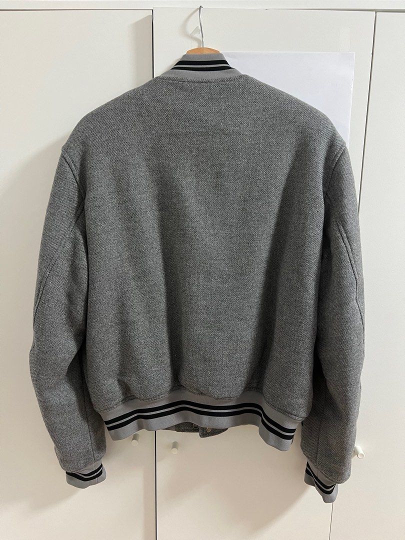 Off-White Diagonal Pattern Varsity Jacket （分類：服裝）位於 Hong Kong。 由 odc_duck 提交（商品編號 1283472379，圖片 2）。簡介： Off-White Diagonal Pattern Varsity/ Bomber Jacket Grey Size S 98% New 交收互就 。
