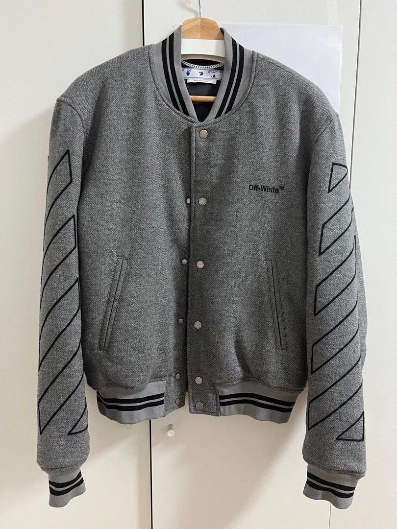 Off-White Diagonal Pattern Varsity Jacket （分類：服裝）位於 Hong Kong。 由 odc_duck 提交（商品編號 1283472379，圖片 1）。簡介： Off-White Diagonal Pattern Varsity/ Bomber Jacket Grey Size S 98% New 交收互就 。