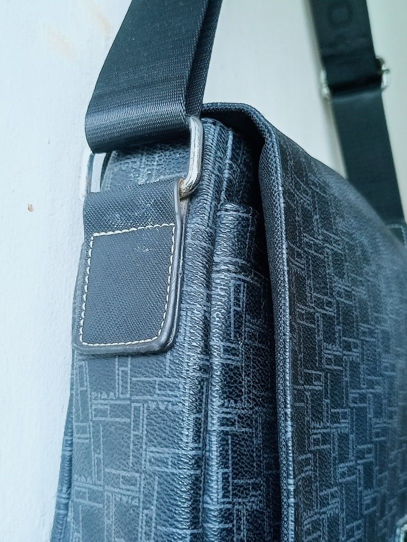 Laptop/File Bag (Category: Laptop Bags & Sleeves) located in Guinobatan. Submitted by thegirlwhosellstuff (Listing ID 1283513952, Image 3). Description: -Never been use, in good condition -No loose stitches -Working zipper -Have spacious compartment from front to back -Zipper is working -Strap is adjustable..