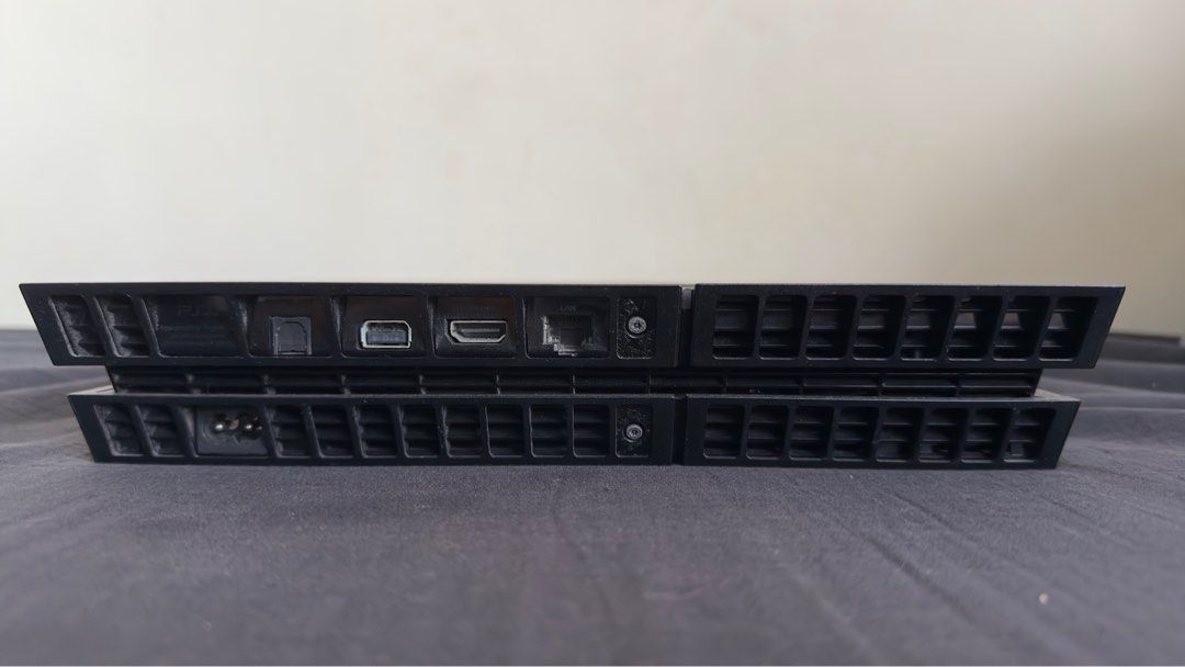 Pre-loved PS4 (Category: PlayStation) located in Paranaque City. Submitted by mr.bbr (Listing ID 1283455972, Image 3). Description: One controller included (with slight drift issues) RFS: Immigrating..