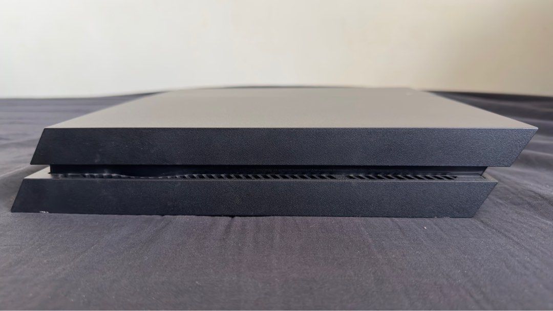 Pre-loved PS4 (Category: PlayStation) located in Paranaque City. Submitted by mr.bbr (Listing ID 1283455972, Image 2). Description: One controller included (with slight drift issues) RFS: Immigrating..