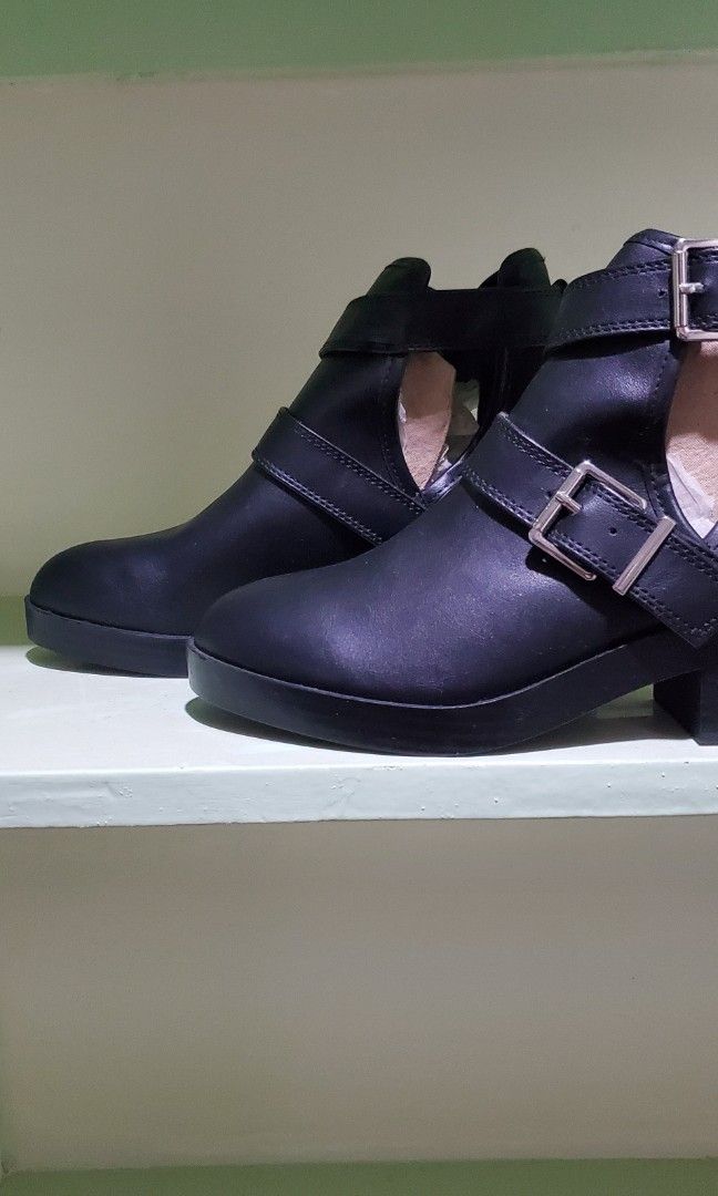 Cut out boots pull and bear shop
