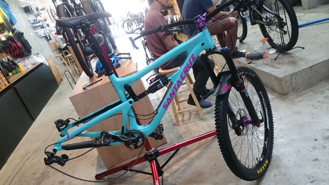 Santa Cruz Nomad Carbon C medium 27.5 (Category: Bicycles) located in San Juan City. Submitted by bald_fat_kids (Listing ID 1283533892, Image 1). Description: Selling FRAME SET only Santa Cruz Nomad Carbon C Medium 27.5 Rockshox Monarch With bike skin Have a scratch at chain stay rotor side, got it while removing the rear wheel, still in very good condition.