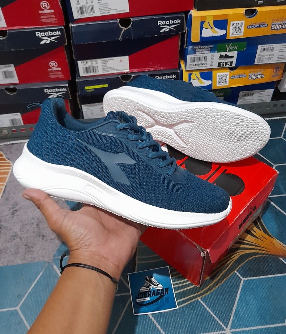 Foto sepatu diadora running top
