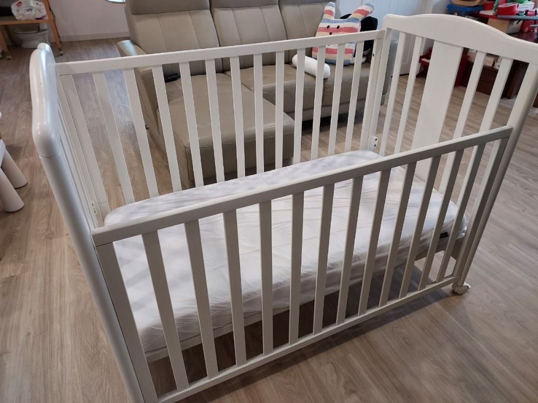 Cot with lowering side discount