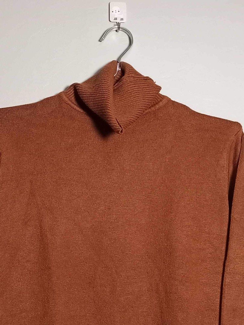 Turtle neck (Category: Others Tops) located in Quezon City. Submitted by kror0 (Listing ID 1283518880, Image 3). Description: Used onced in Europe. Maganda siya. Bnew condition. Unbranded. It is also expandable good for medium to large frame unisex.