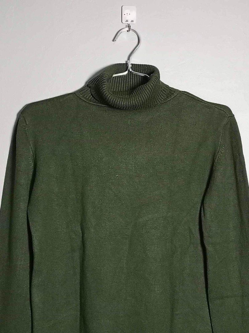 Turtle neck green (Category: Sets & Coordinates) located in Quezon City. Submitted by kror0 (Listing ID 1283518555, Image 1). Description: Used onced in Europe. Maganda siya. Bnew condition. Unbranded. It is also expandable good for medium to large frame.