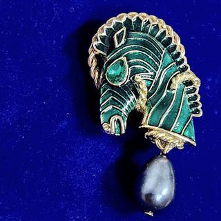 Gold brooches clearance for sale