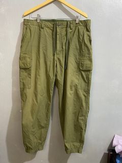 UNIQLO Khaki Cargo Pants Men, Men's Fashion, Bottoms, Jeans on Carousell