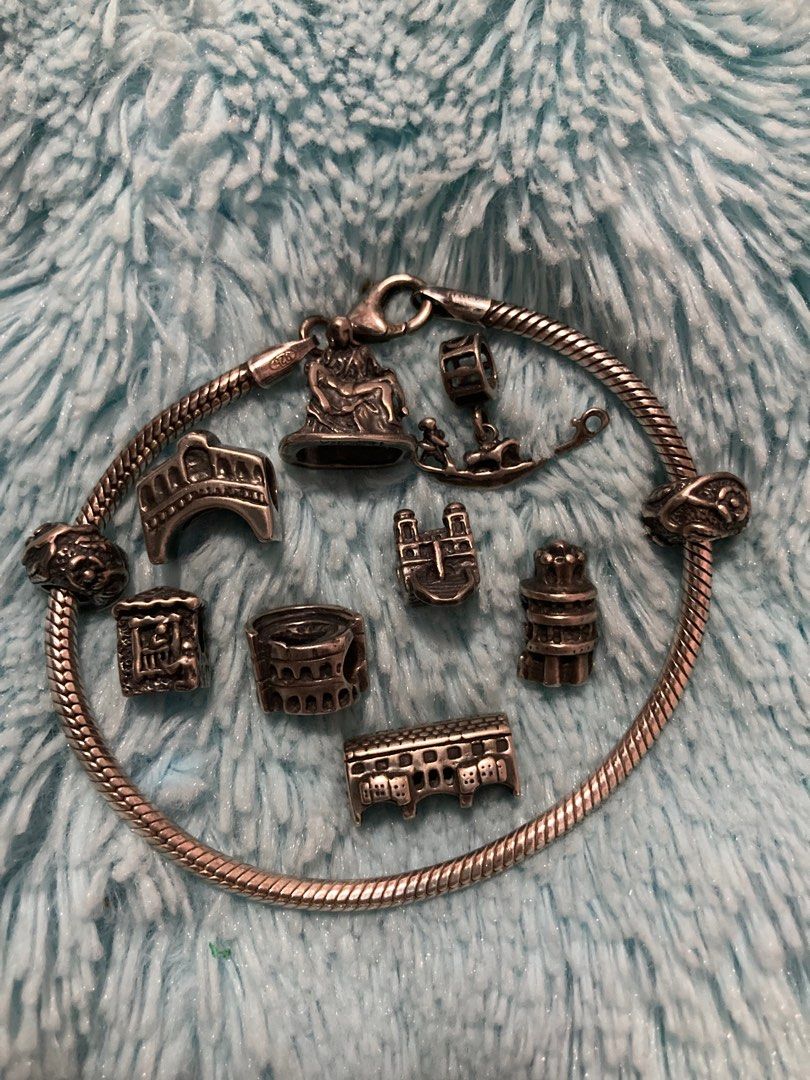 Charms tedora online