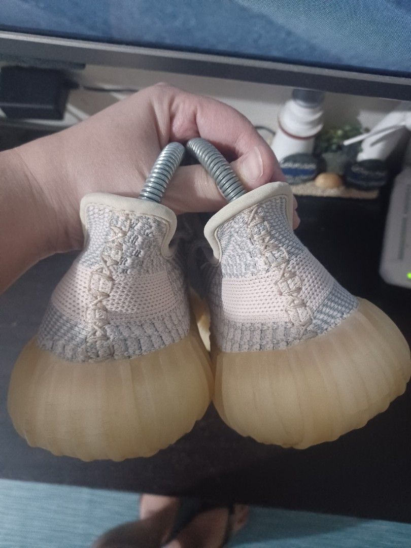 Adidas yeezy synth women (Category: Sneakers) located in Manila. Submitted by sofie_ph (Listing ID 1285943040, Image 3). Description: size 6 to 7 good as new no box gcash shipping by lalamove or j&t no cod.