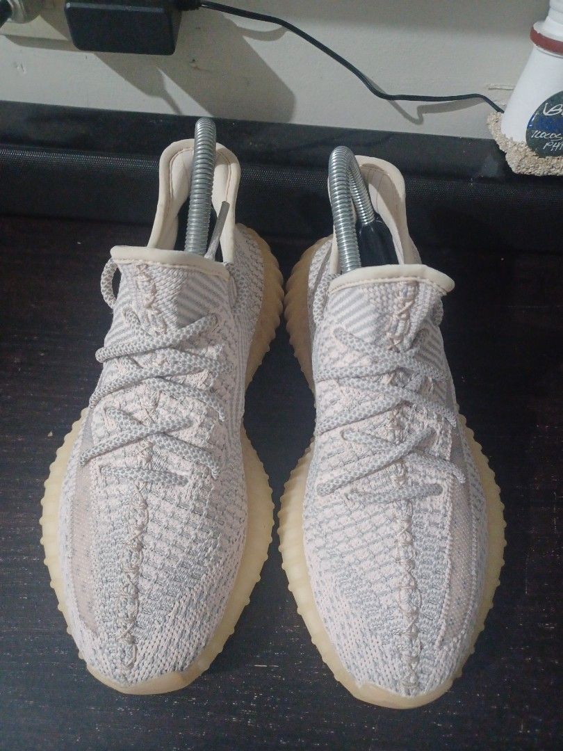 Adidas yeezy synth women (Category: Sneakers) located in Manila. Submitted by sofie_ph (Listing ID 1285943040, Image 2). Description: size 6 to 7 good as new no box gcash shipping by lalamove or j&t no cod.