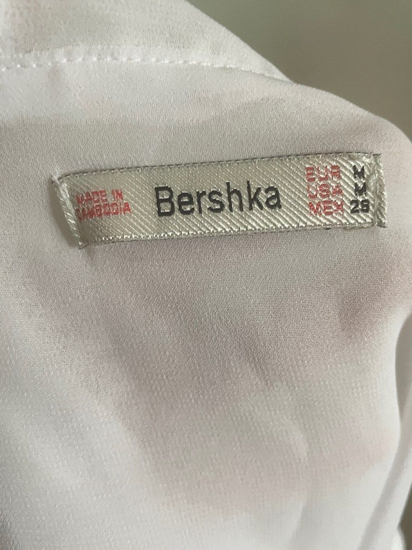 Bershka loose sleeveless top (white) (Category: Sleeveless) located in Baliuag. Submitted by allthingsambrit (Listing ID 1285856896, Image 3). Description: Issue: yellowing (see pic). I think it will come off with bleach..