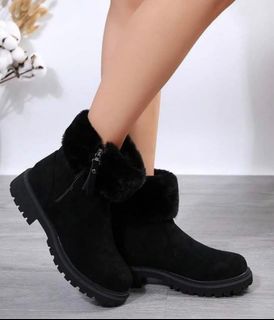 Black mid-calf snow boots