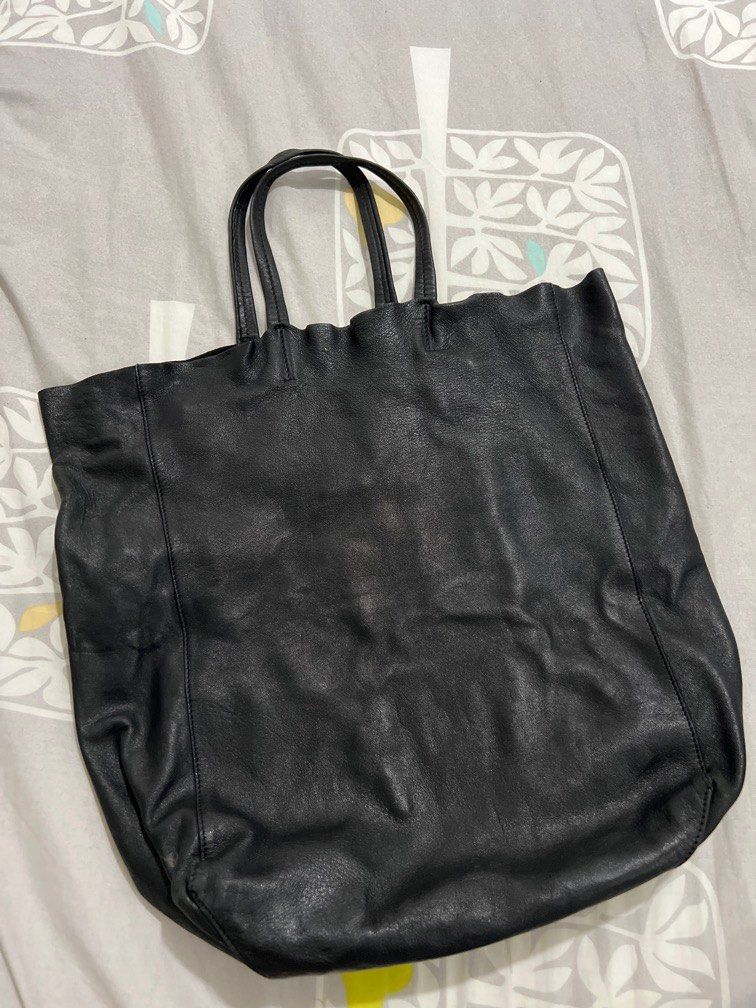 Celine Tote Bag (Category: Luxury Bags & Wallets) located in Manila. Submitted by cheemishops (Listing ID 1285928580, Image 1). Description: Celine tote bag Authentic Code: SGA 0110 What you see is what you get Condition is reflected on the price Last price already.