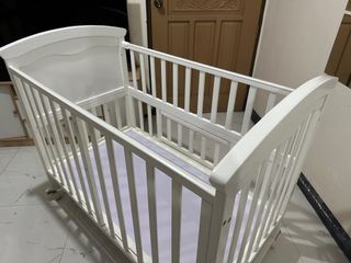 Elegant wooden crib for newborn/toddler [White]