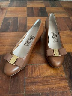 Ferragamo Vara Bow Shoes in Brown
