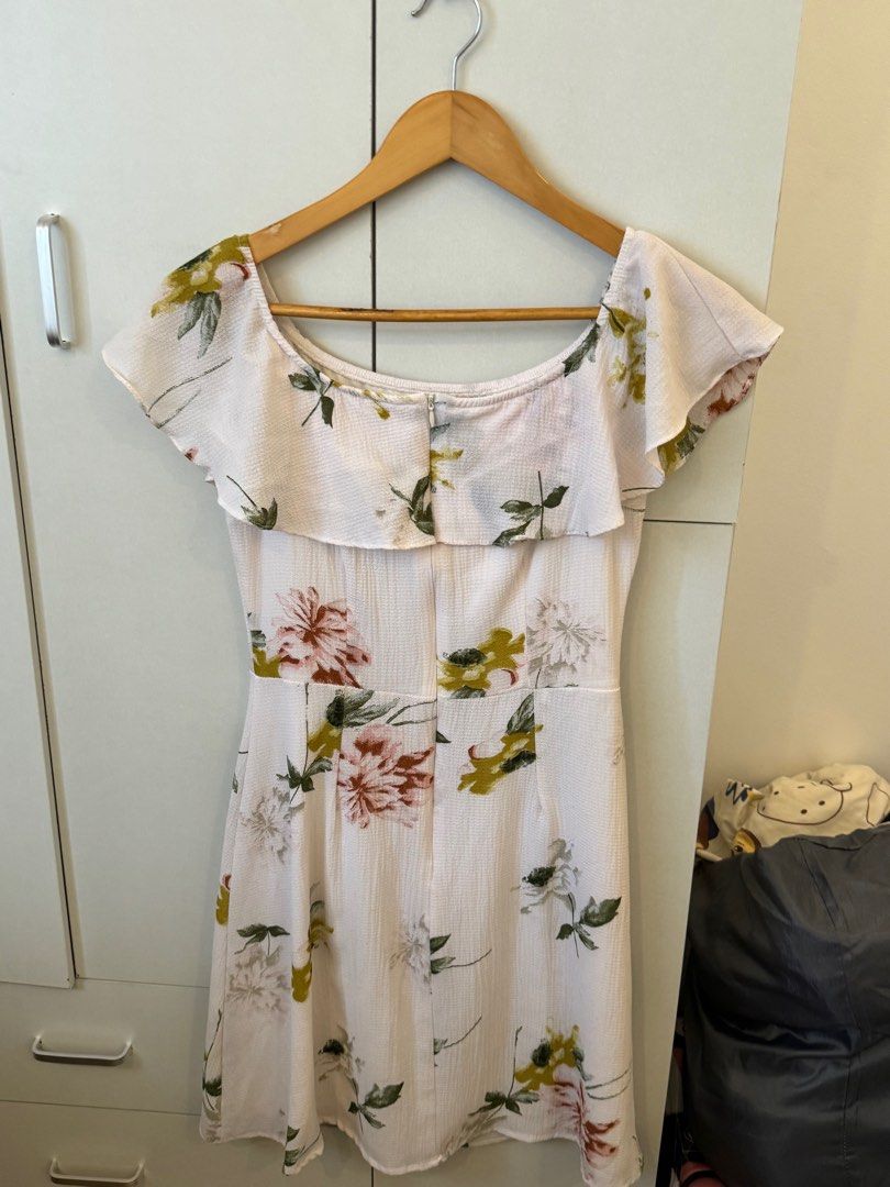 Floral Offshoulder Dress (Category: Dresses) located in Marikina City. Submitted by pupulapula (Listing ID 1285856936, Image 3). Description: used once as graduation dress size: fits to medium build .