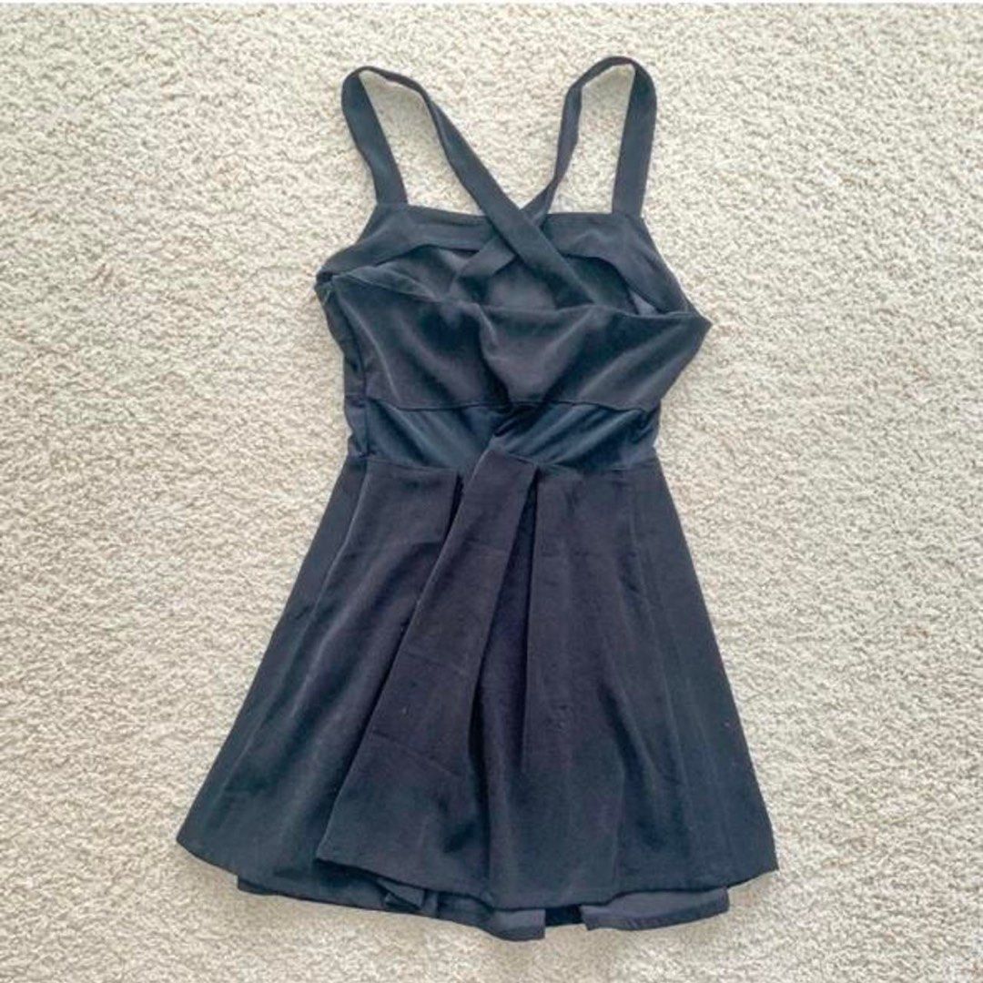 Forever 21 cross back mesh panel A line dress (black) (Category: Dresses) located in Baliuag. Submitted by allthingsambrit (Listing ID 1285851293, Image 2). Description: Minor issue with the mesh (see pic) but you can just cut them.