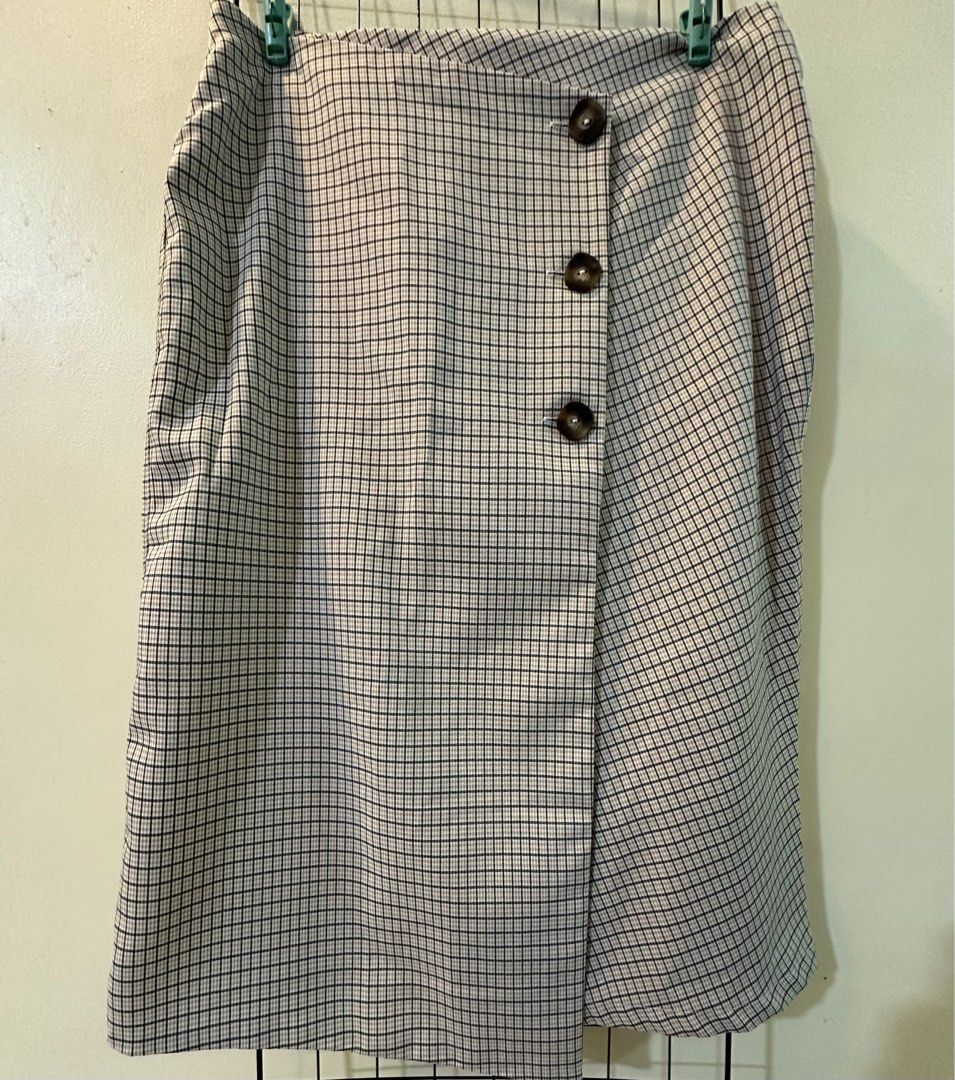 Forme Plaid Skirt (Category: Skirts) located in San Pedro. Submitted by Ellabells (Listing ID 1285932604, Image 1). Description: Forme Skirt Only used once RFS: Decluttering Price is negotiable. PM is the key. Shipping fee is shouldered by the buyer..