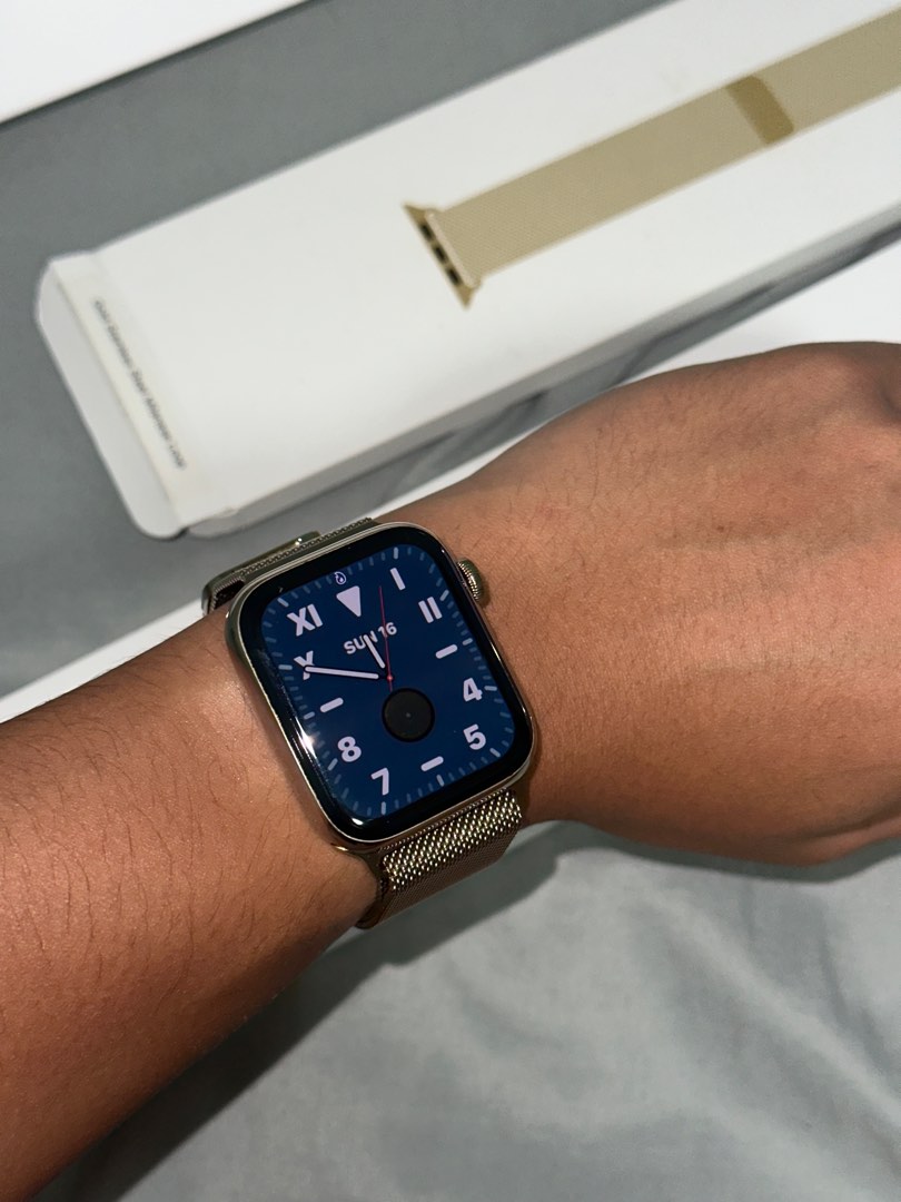 Gold stainless hotsell steel apple watch