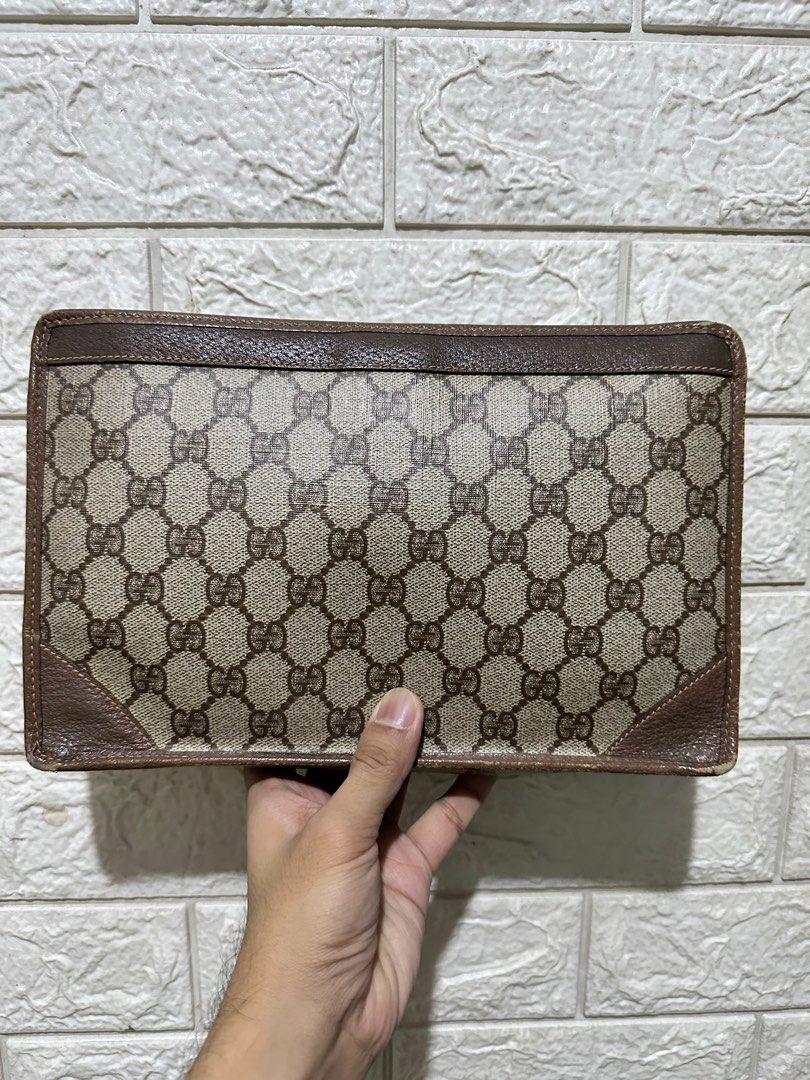 Gucci Clutch (Category: Luxury Bags & Wallets) located in Quezon City. Submitted by lukasaustria (Listing ID 1285899770, Image 2). Description: Fresh from Japan. Original or ur money back. clean inside.