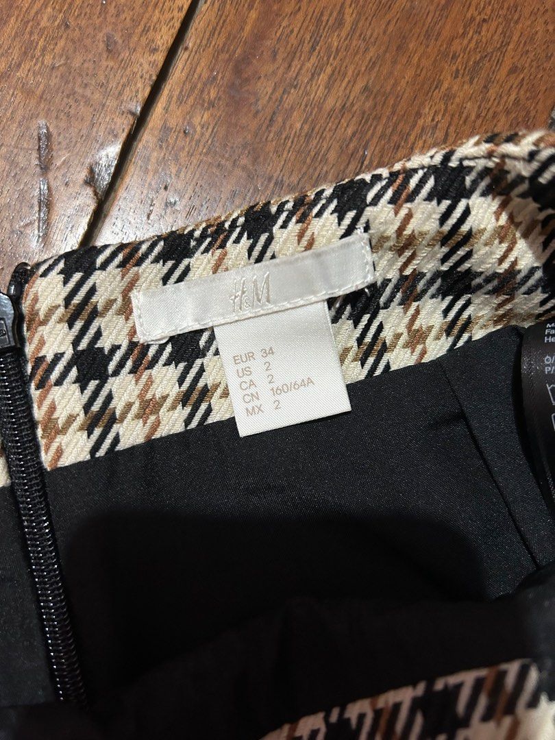 H&M plaid skirt (Category: Skirts) located in Marikina City. Submitted by weknowna__ (Listing ID 1285940104, Image 2). Description: - only worn once - not strechable .
