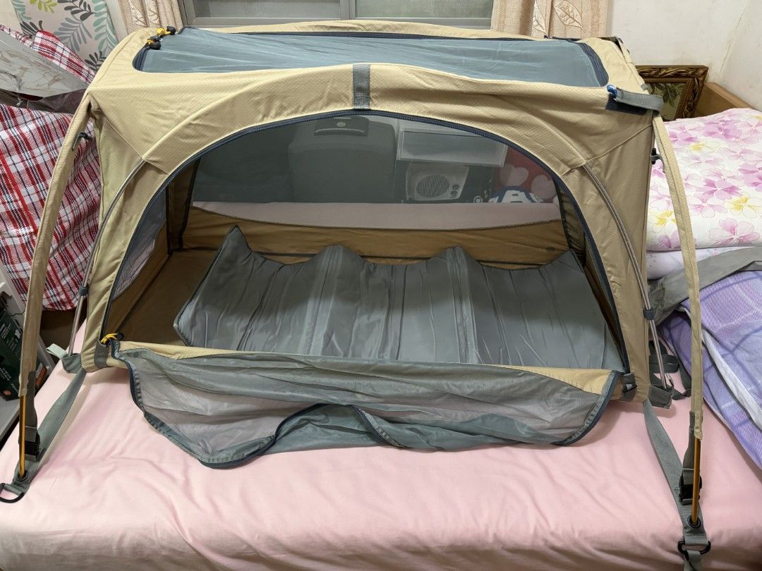 Little Arc 2 travel cot （分類：兒童傢具 - 嬰兒床）位於 Hong Kong。 由 georgechoy2019 提交（商品編號 1285906475，圖片 2）。簡介： 幼儿旅行帐篷，重2.5kg，支开尺寸85cm宽 133cm长 72cm高，垫尺寸长121cm 宽70cm。只用过一次，接近新。