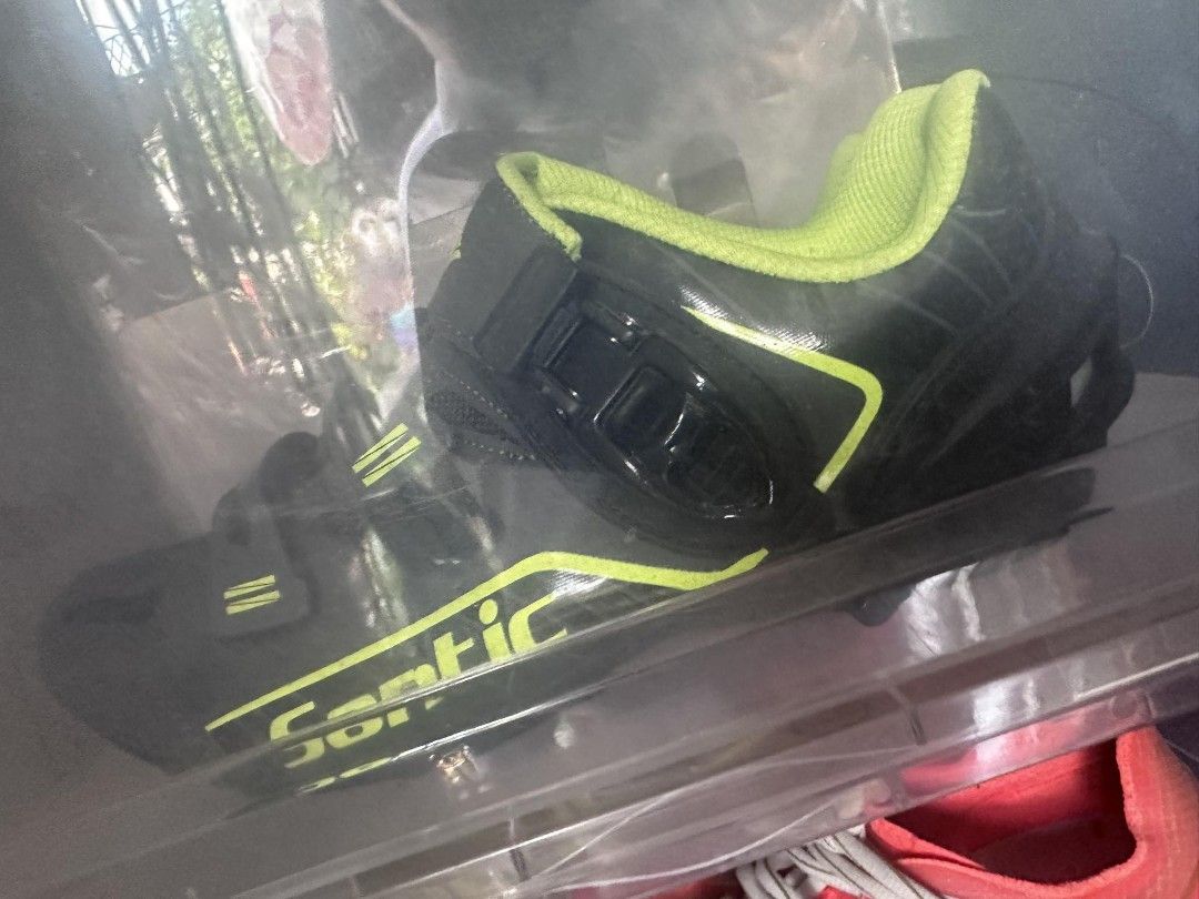 Never used santic cycling shoes (Category: Bicycles) located in Pasig City. Submitted by nrmntorres (Listing ID 1285936214, Image 2). Description: never been used, shoes only no box anymore.