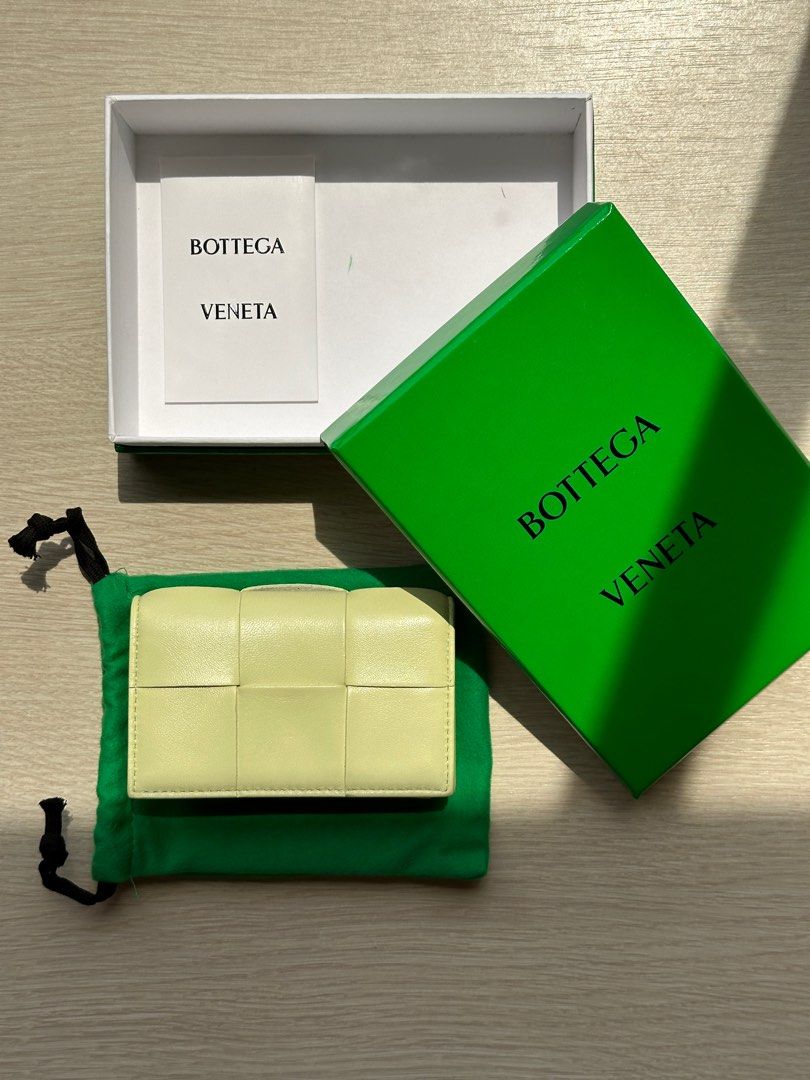 超美品　BOTTEGA VENETA Card Case On Chain RARE] Bottega Veneta Pale Green Cassette Business Card Case