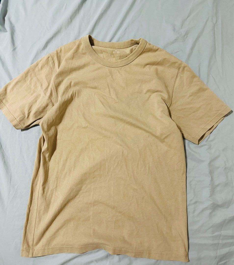 Uniqlo U Shirt (XL) (Category: Tshirts & Polo Shirts ) located in Pasig City. Submitted by franjunarca0304 (Listing ID 1285932432, Image 2). Description: Used once for shoot (see photo, male wearing shirt); Mas accurate ung first photo vs ung succeeding photos taken in blue backdrop .