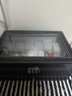 watches case/compartment