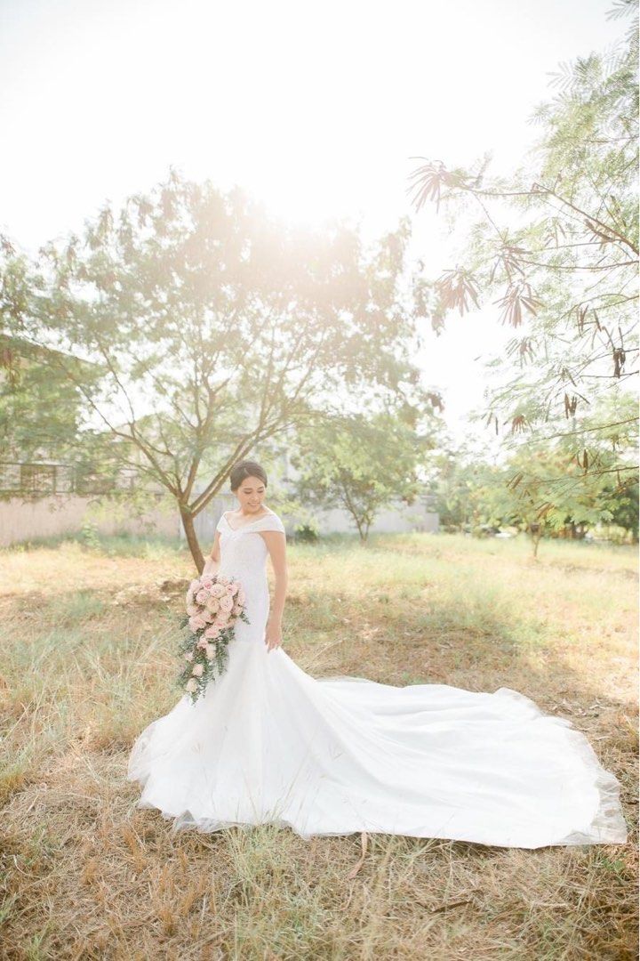 Wedding Gown Mermaid Cut (Category: Evening dresses & gowns) located in San Pablo. Submitted by jesicamargallo (Listing ID 1285908486, Image 3). Description: Mermaid Cut Wedding Gown -medyo nagyellow lang yung sa may beaded area you can see it in the actual photo -yung hawak ko sa pic na nasa likod nakadetached sya kase tinatahi lang yun depende sa size ng braso if you wanted na fitted sa arm or loose Size: 34-27-35.