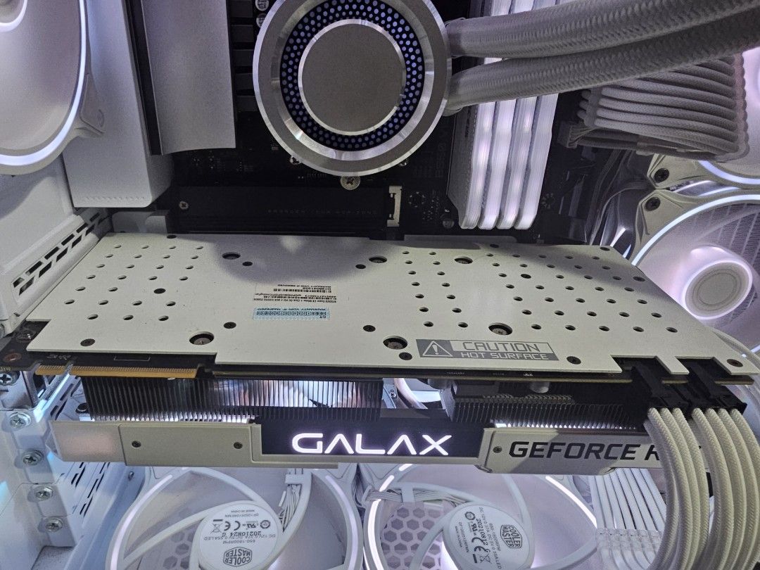 Gigabyte white 2070 super top