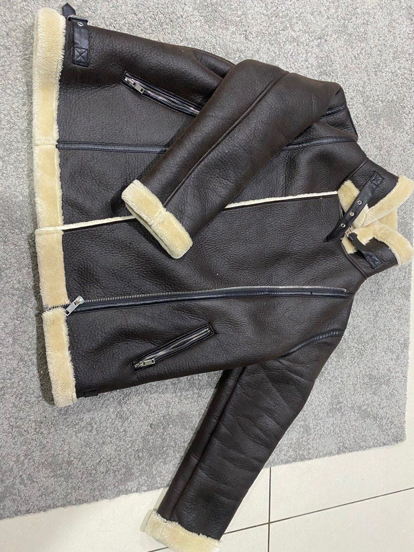 Winter Jacket (Category: Coats, Jackets and Outerwear) located in Gombak. Submitted by eliyyana (Listing ID 1285927922, Image 3). Description: •Bought from primark UK last 2 weeks (Jan24) during winter vacation for 40pound •Worn less than five times during winter there •Condition like new 9/10 •Very suitable for winter season .