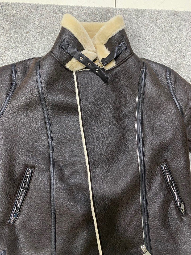 Winter Jacket (Category: Coats, Jackets and Outerwear) located in Gombak. Submitted by eliyyana (Listing ID 1285927922, Image 1). Description: •Bought from primark UK last 2 weeks (Jan24) during winter vacation for 40pound •Worn less than five times during winter there •Condition like new 9/10 •Very suitable for winter season .