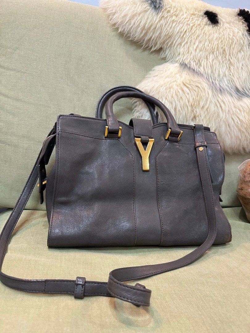 YSL Chyc Grey Leather 2way Satchel (Category: Luxury Bags & Wallets) located in Davao. Submitted by ccvvaashop (Listing ID 1286019806, Image 2). Description: 💯 Authentic! YSL Chyc Grey Leather 2way Satchel Gold hardware, minimal scratches Some corners scuffs But color is still even Still has a lot of life left Very CHYC bag indeed! Authenticity guaranteed We abhor fakes in this shop.