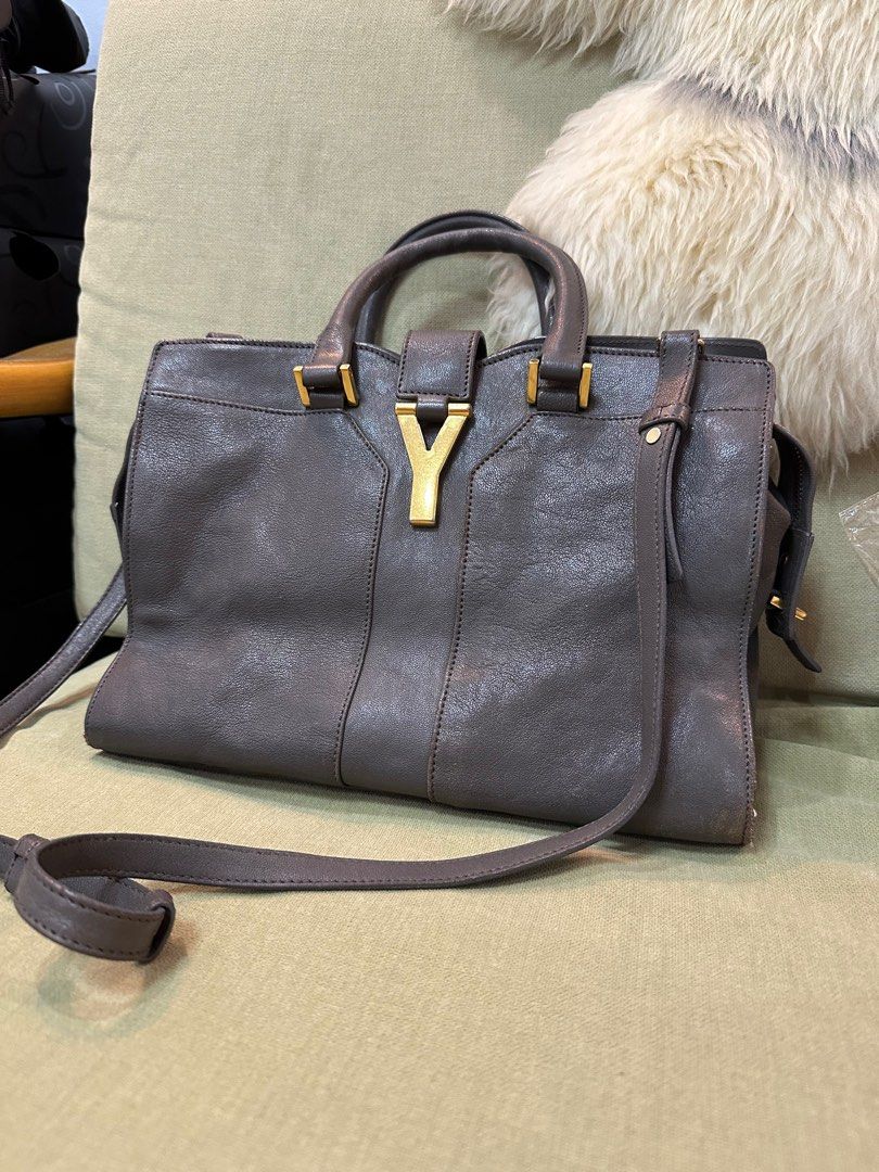 YSL Chyc Grey Leather 2way Satchel (Category: Luxury Bags & Wallets) located in Davao. Submitted by ccvvaashop (Listing ID 1286019806, Image 1). Description: 💯 Authentic! YSL Chyc Grey Leather 2way Satchel Gold hardware, minimal scratches Some corners scuffs But color is still even Still has a lot of life left Very CHYC bag indeed! Authenticity guaranteed We abhor fakes in this shop.