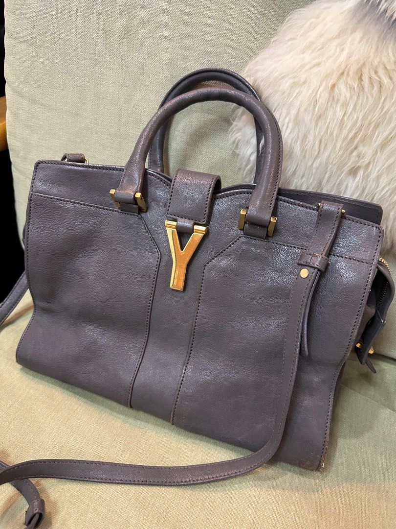 YSL Chyc Grey Leather 2way Satchel (Category: Luxury Bags & Wallets) located in Davao. Submitted by ccvvaashop (Listing ID 1286019806, Image 3). Description: 💯 Authentic! YSL Chyc Grey Leather 2way Satchel Gold hardware, minimal scratches Some corners scuffs But color is still even Still has a lot of life left Very CHYC bag indeed! Authenticity guaranteed We abhor fakes in this shop.